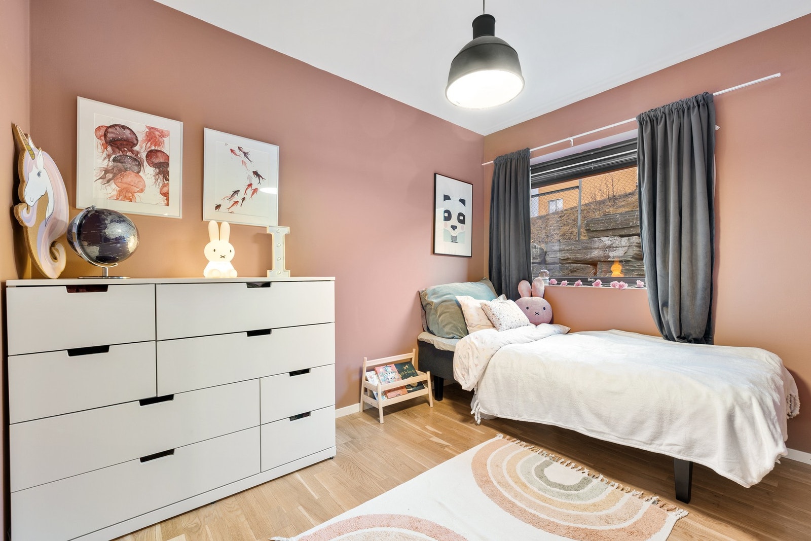 Soverom på 6,7 kvm i moderne farger. Galleribilde