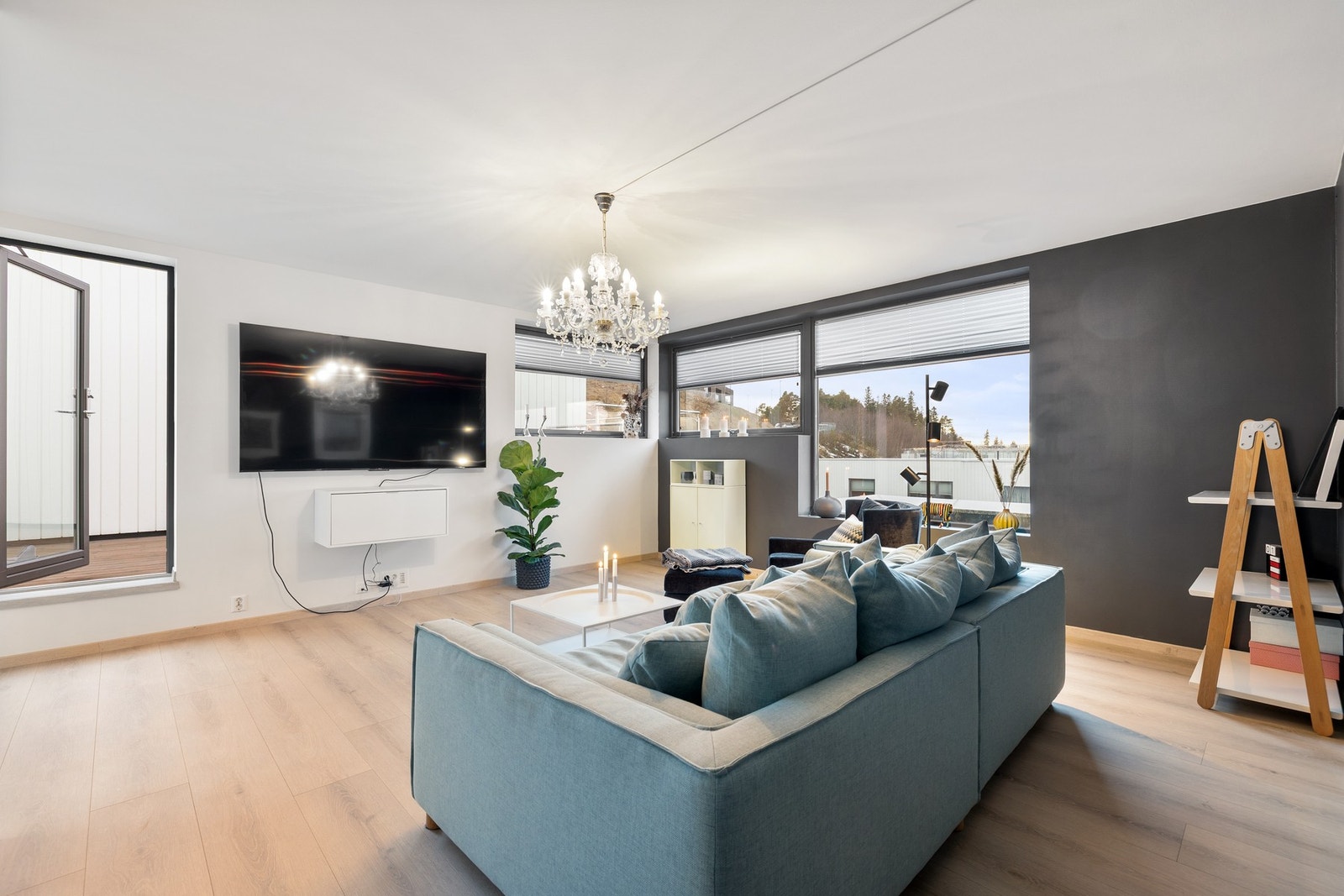 Fra rommet har du utgang til terrasse. Galleribilde