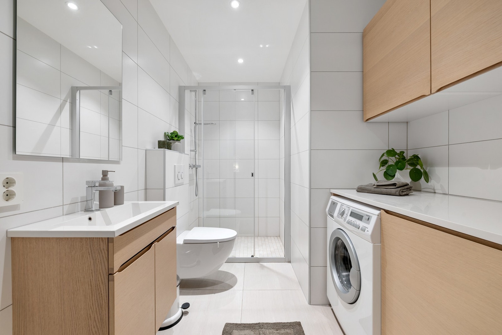 Bad/vaskerom på 4,6 kvm med gulvvarme. Galleribilde