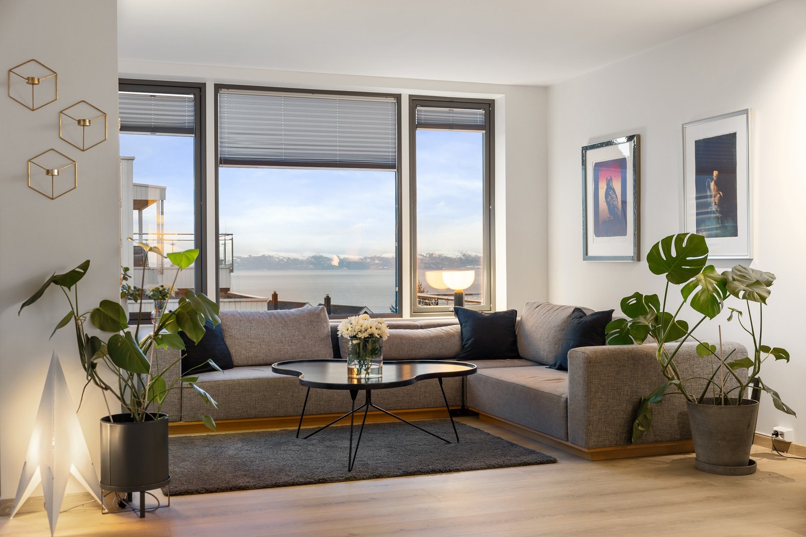 Stuen gir mulighet for å innrede i flere naturlige seksjoner. Galleribilde