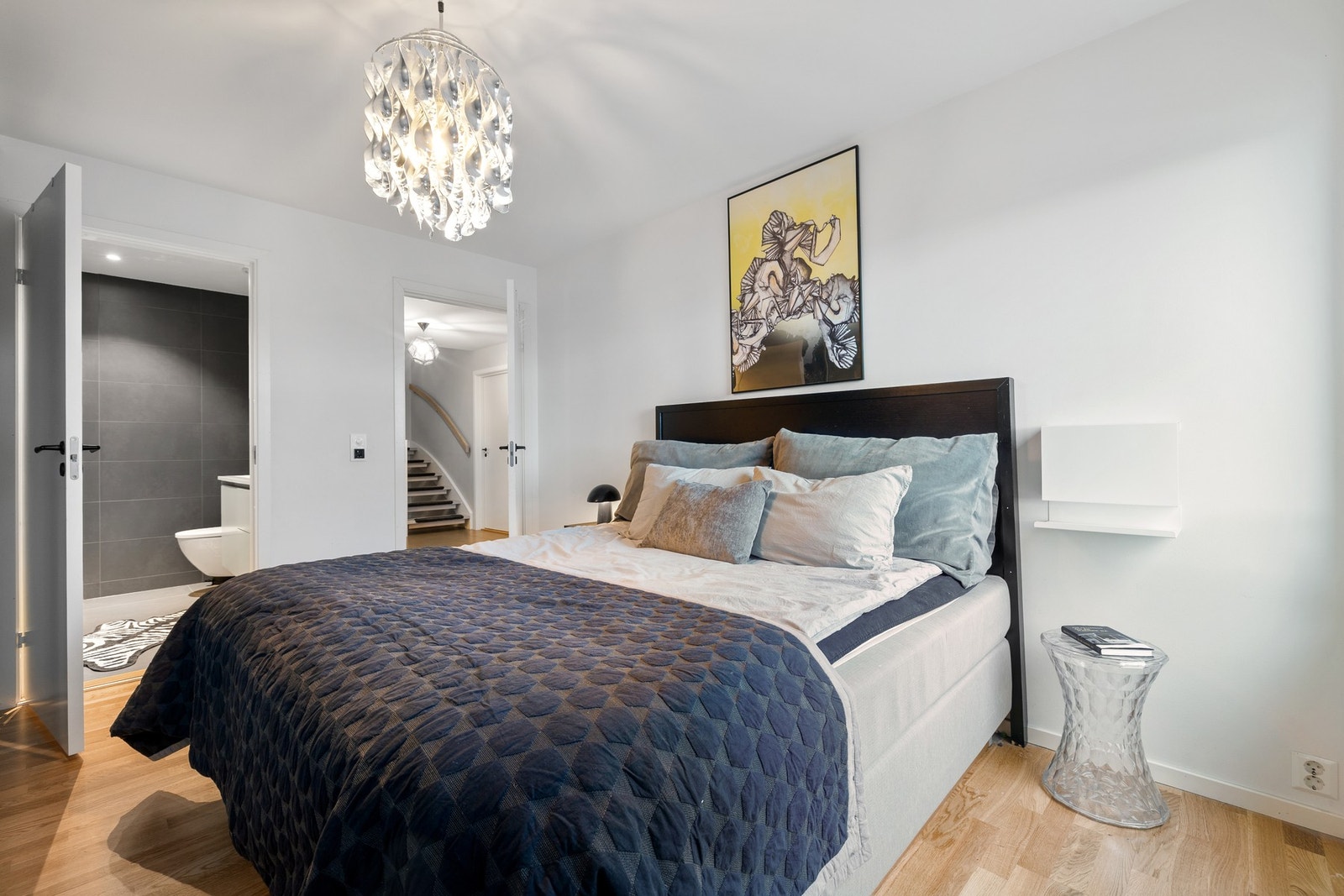 Soverom på 13,2 kvm med egen inngang til baderom. Galleribilde