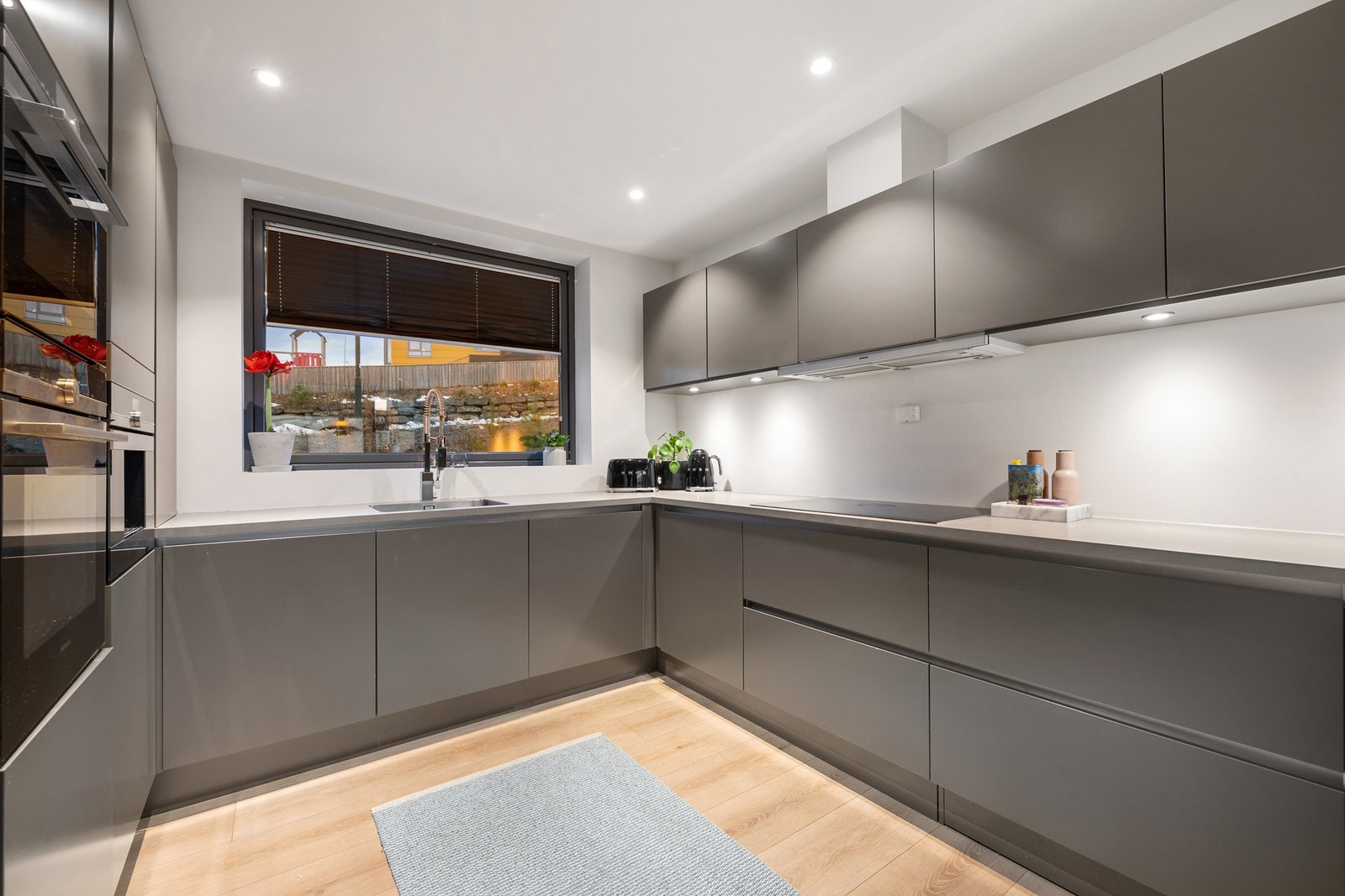 Kjøkkenet har en moderne utførelse med glatte kjøkkenfronter. Galleribilde