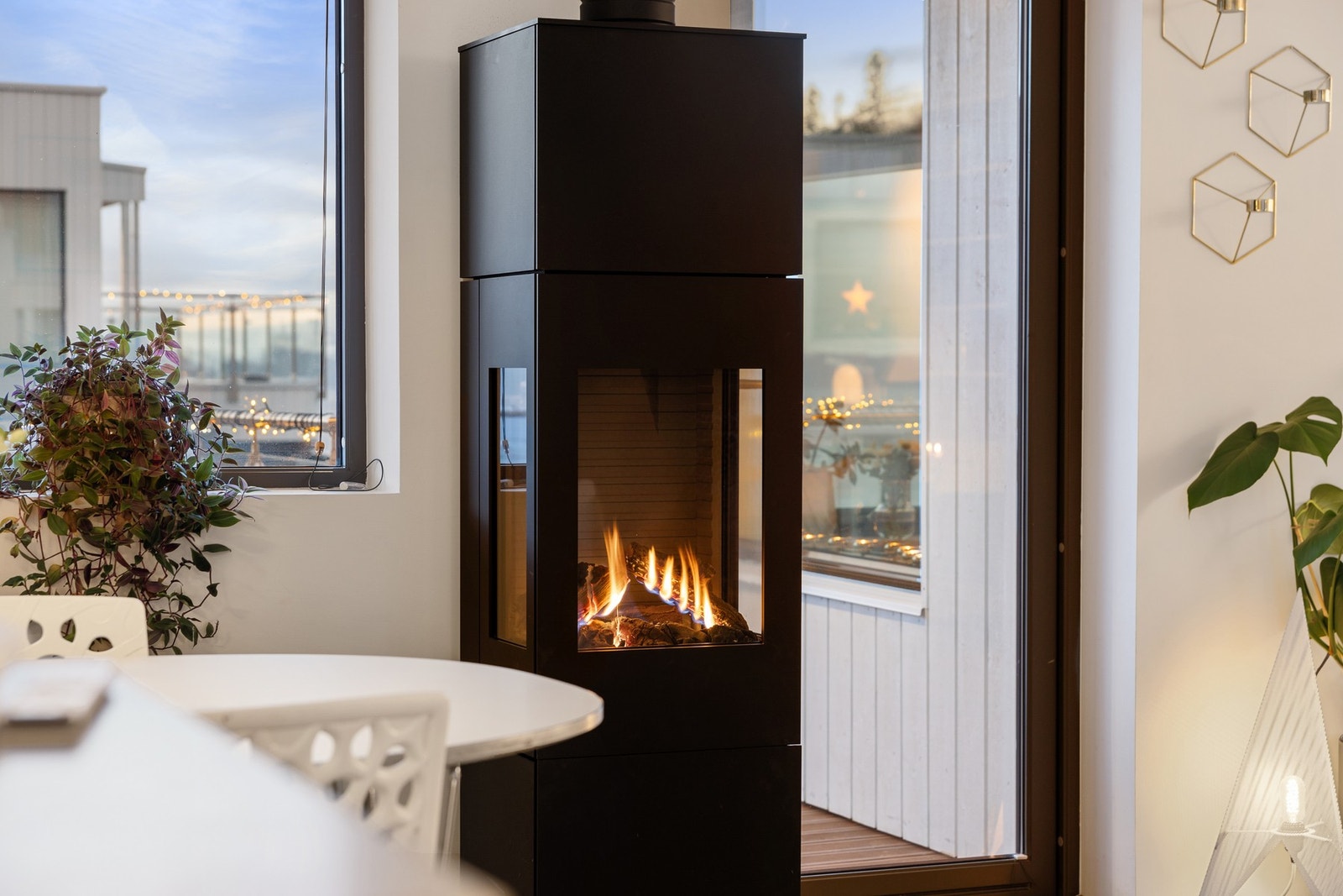 Vedfyring og varmepumpe som varmekilde i 2. Etasje, som gir en god atmosfære i boligen. Galleribilde