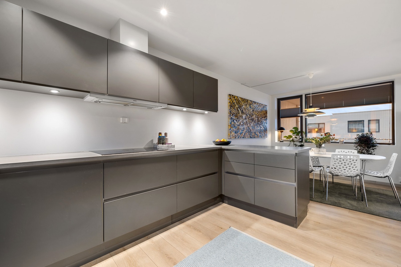 Kjøkkenet gir gode muligheter for oppbevaring. Galleribilde