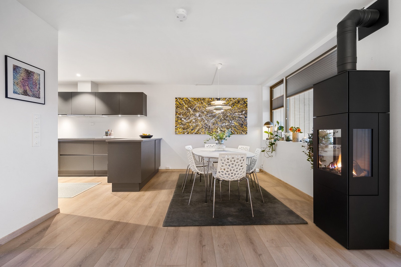 Videre har du åpen løsning til kjøkken. Galleribilde