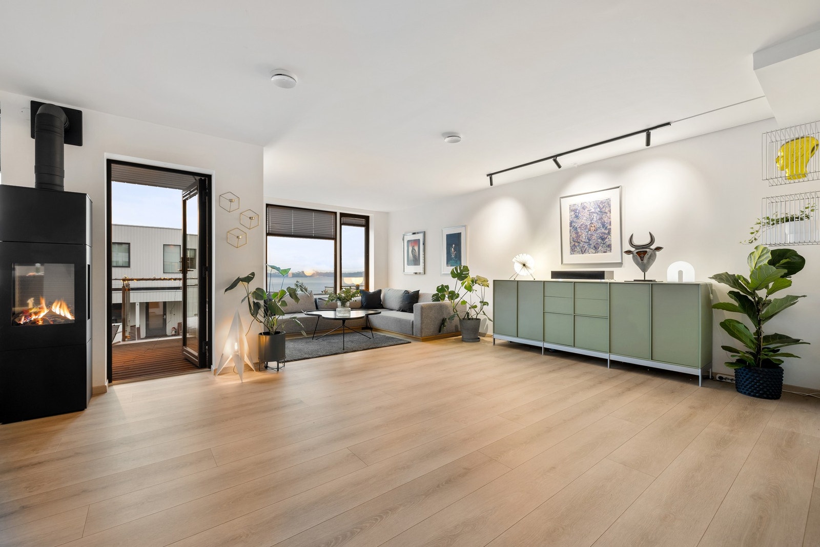 Laminat på gulv, malt overflate på vegger og malt overflate i himling. Galleribilde