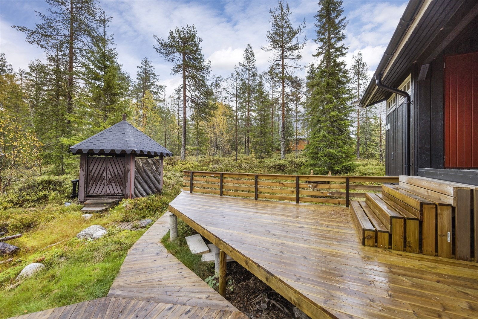 På eiendommen står det oppført en grillhytte og... Galleribilde