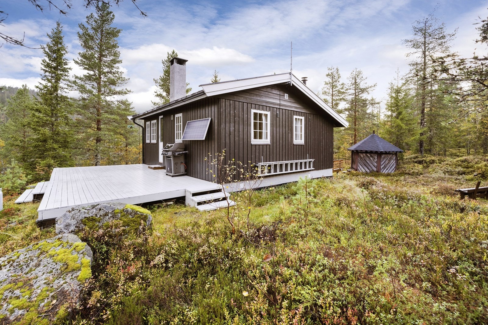 Flotte tur og friluftsmuligheter i nærområdet med omfattende løypenett for ski om vinteren Galleribilde