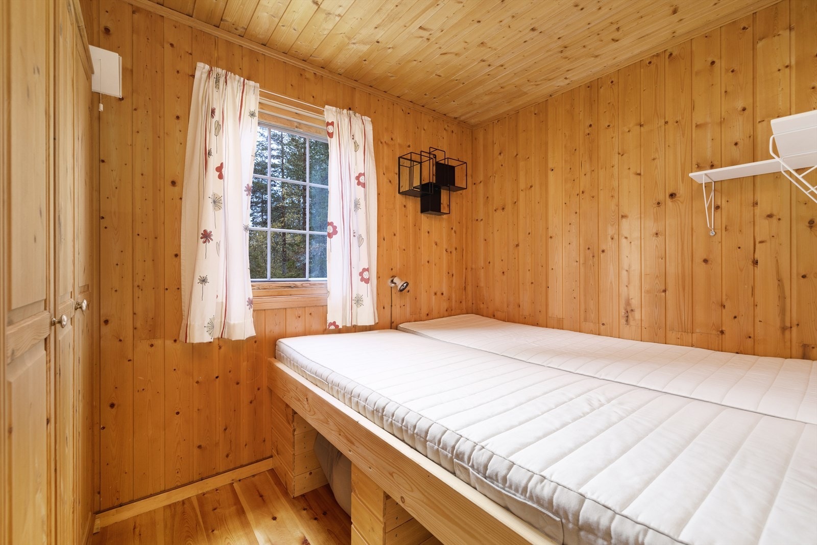 ... Og hovedsoverommet med garderobeskap Galleribilde