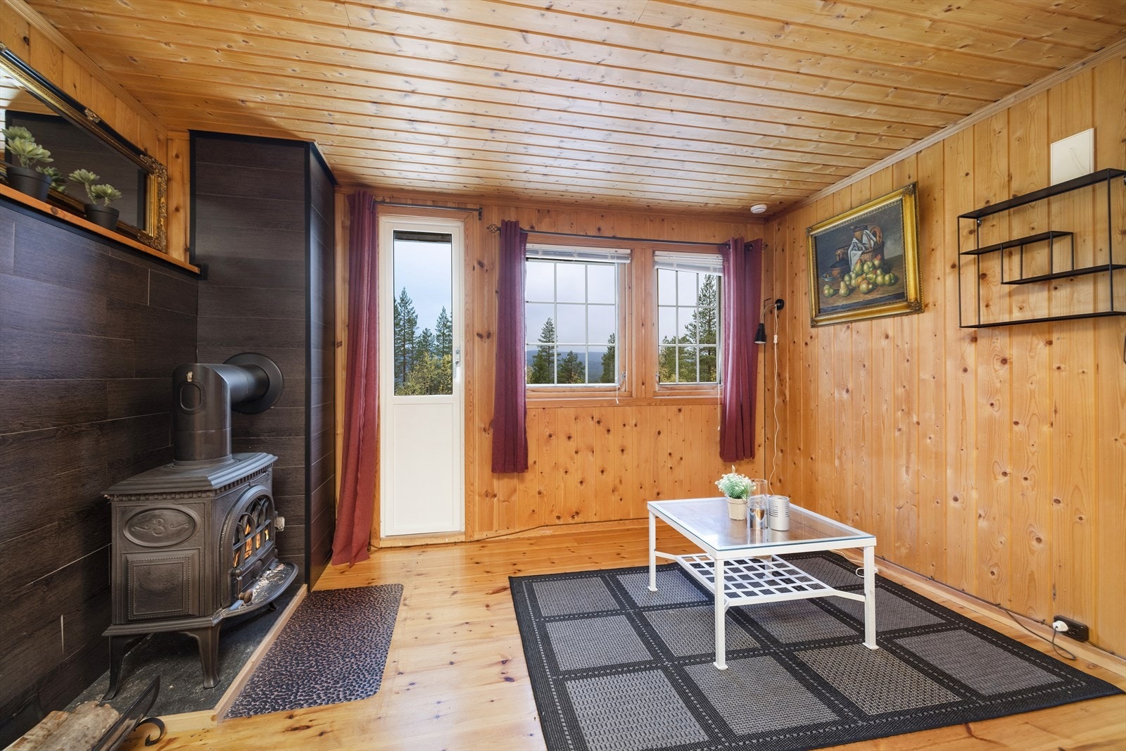 Fra stuen er det utgang til stor terrasse som strekker seg rundt hytten Galleribilde