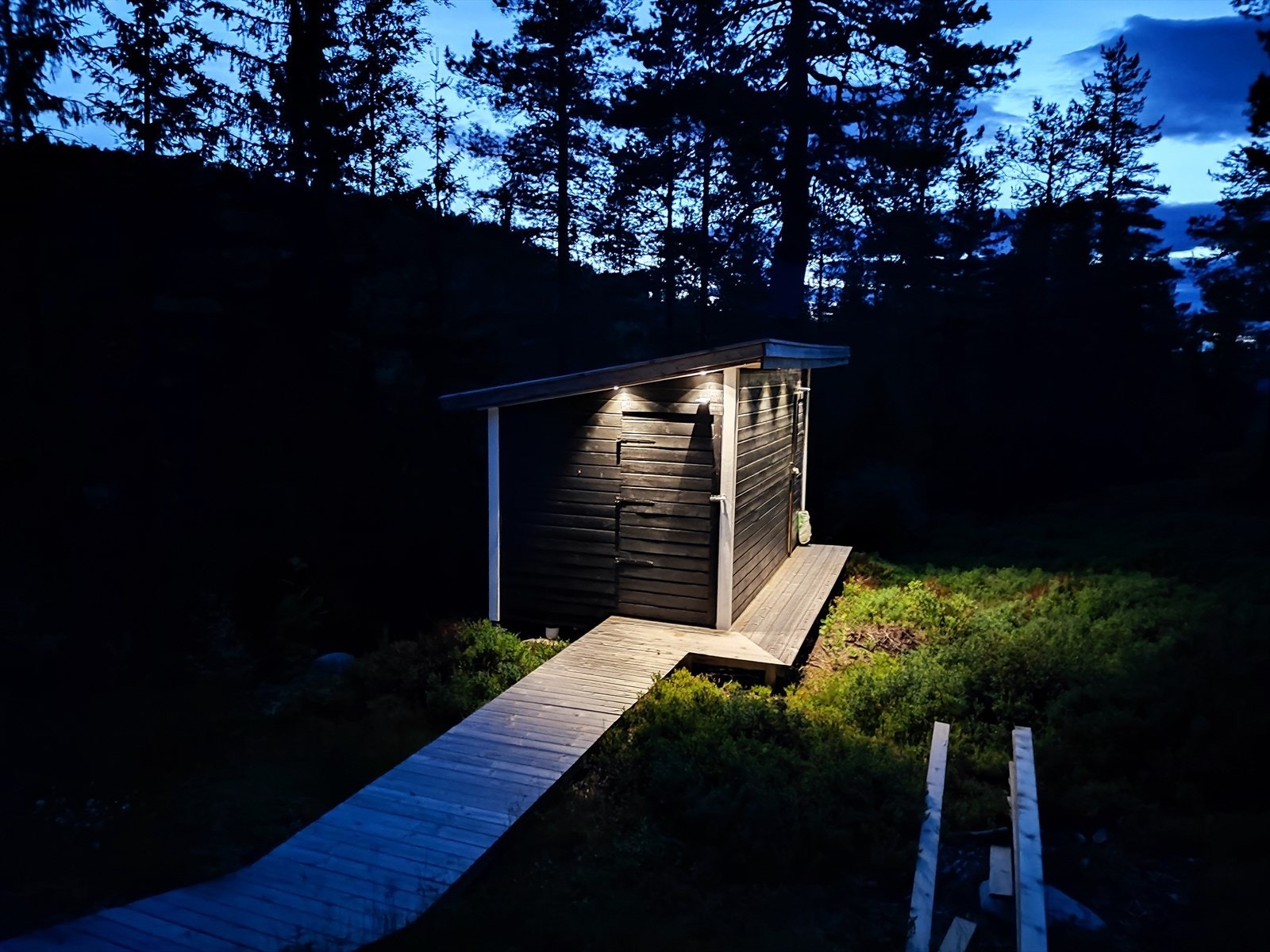 Selgers bilde - lys ved uteboden Galleribilde