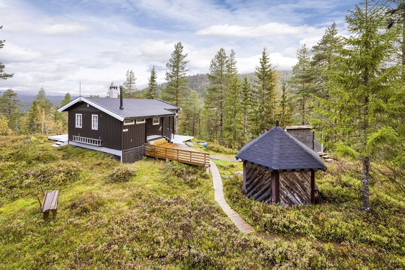 Tomten består av naturtomt med fine gangveier mellom byggene Foto: Normann Foto AS v/Morten Normann Larsen Galleribilde