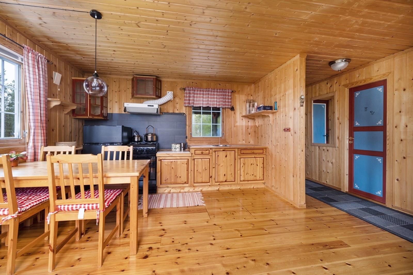 Kjøkken med gasskjøleskap og komfyr Galleribilde