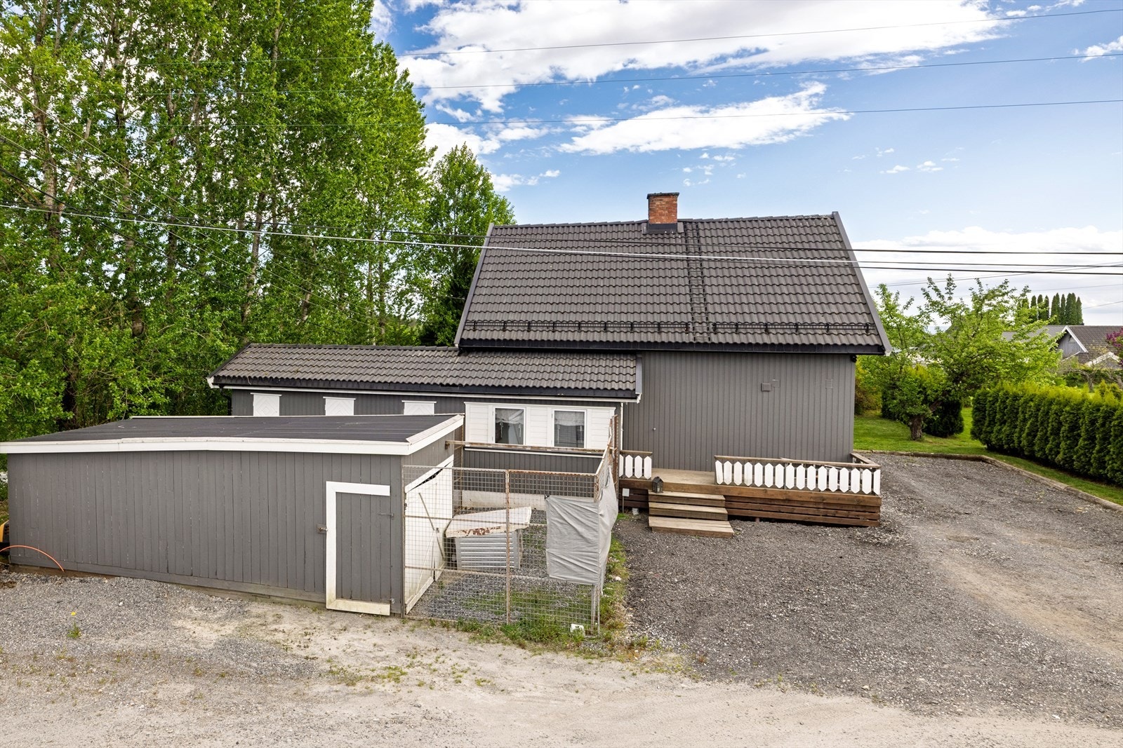 Flere utvendig boder til lagring. Galleribilde