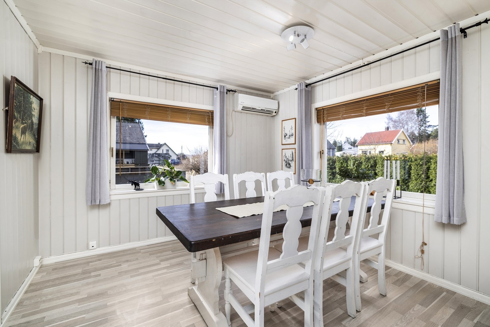 Spisestue med god plass til familien. Galleribilde