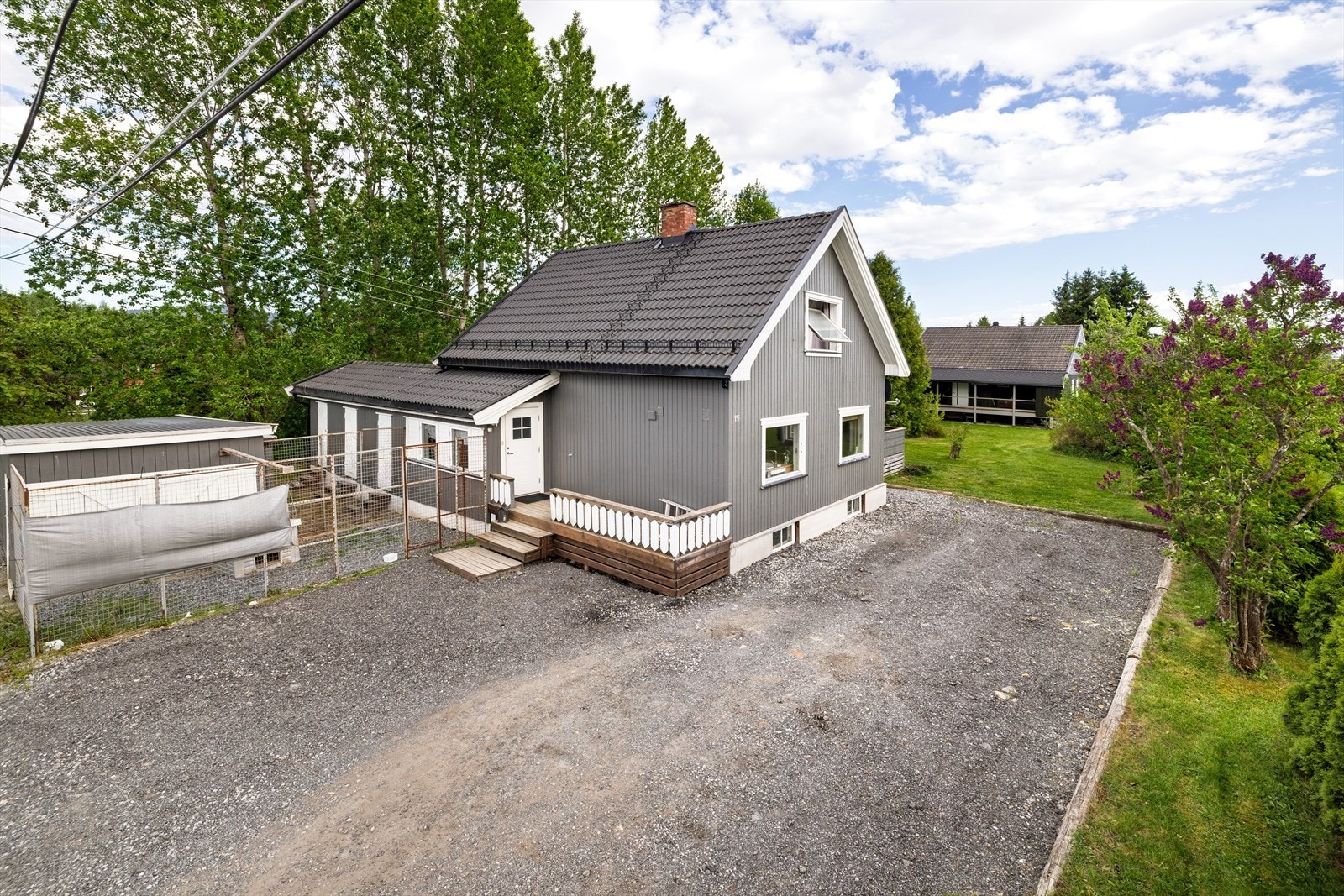 Parkering til flere biler på tomten. Galleribilde