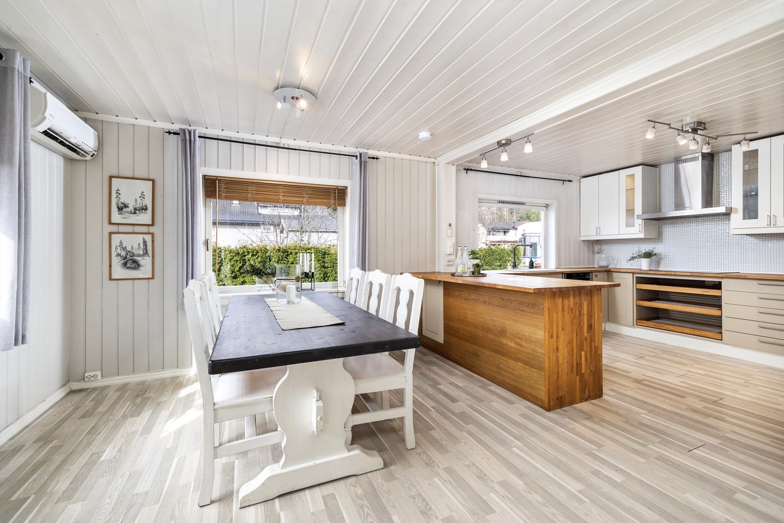 Kort vei til servering fra kjøkkenet til spisestuen. Galleribilde