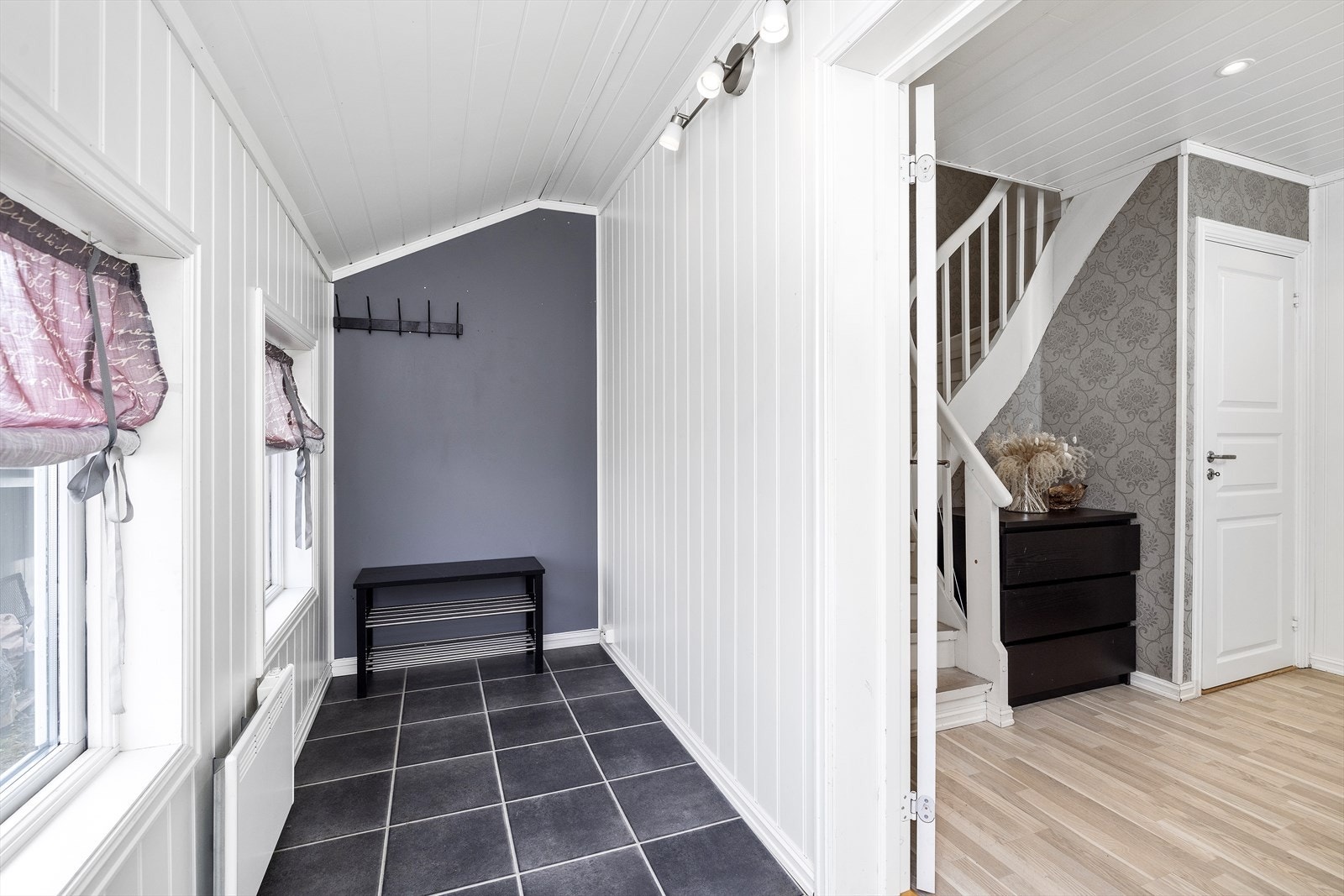 Hyggelig inngangsparti med god plass til å sette fra seg sko og henge fra seg yttertøy. Galleribilde