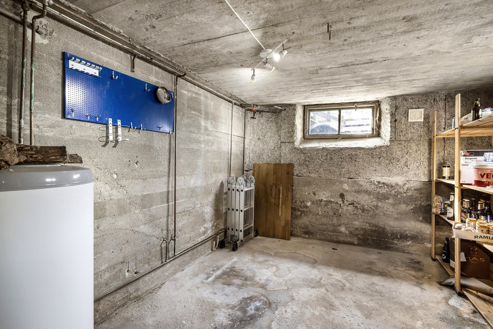 Lagringsrom i kjeller. Galleribilde