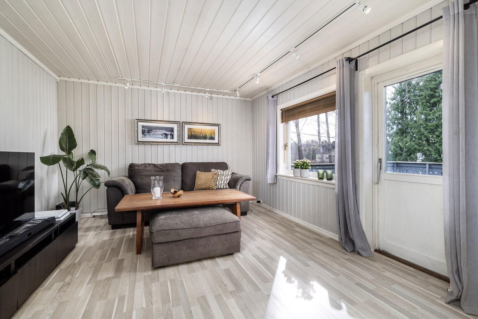 Hyggelig stue med vedovn som gir ekstra varme på kalde dager. Galleribilde