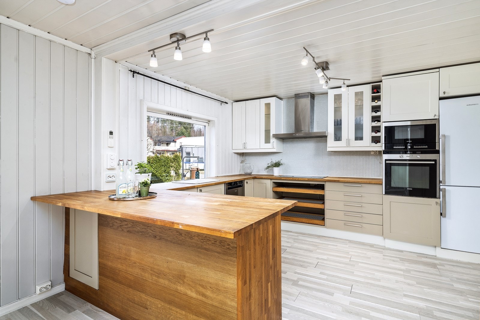 Trivelig kjøkken med god skapplass og arbeidsflater. Galleribilde