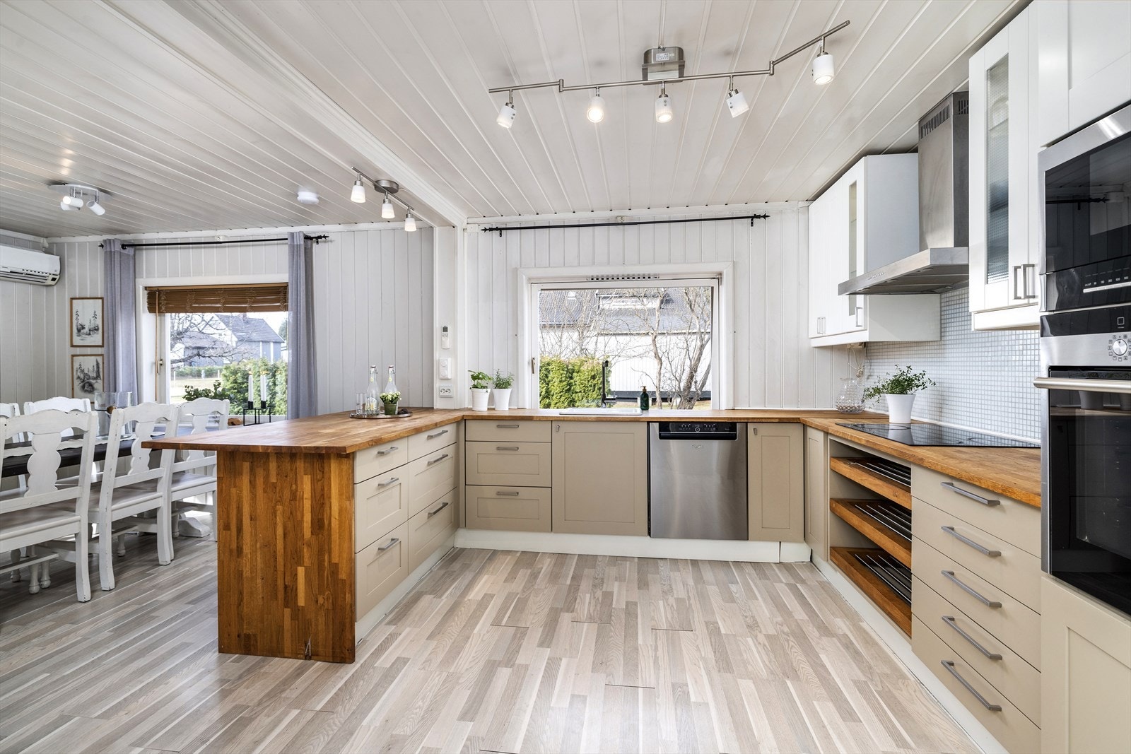 Pent og funksjonelt kjøkken med profilerte fronter. Galleribilde