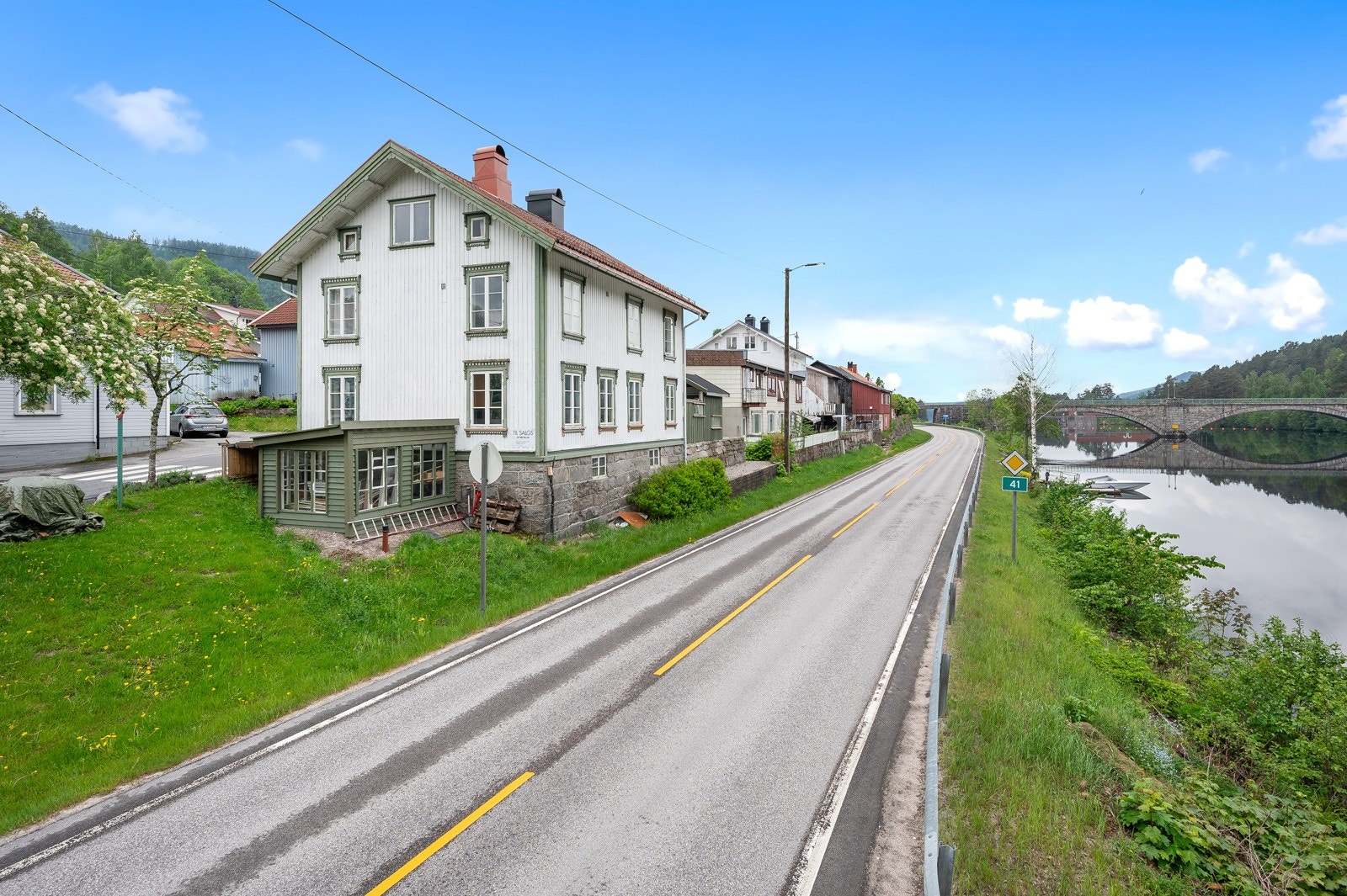 Eiendommen ligger med utsikt til elven. Galleribilde