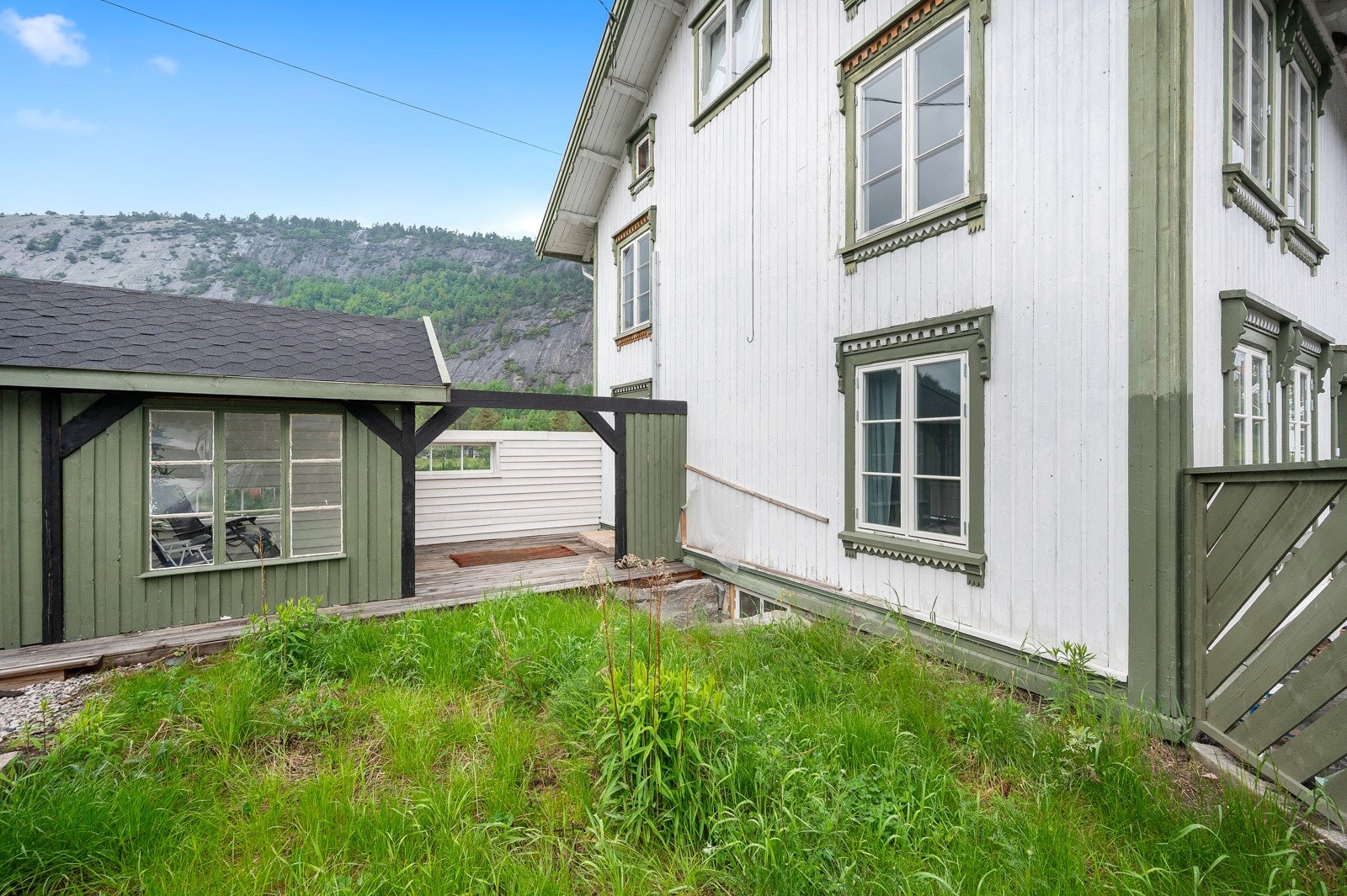 Det hører også med et innegjerdet uteområde til boligen Galleribilde