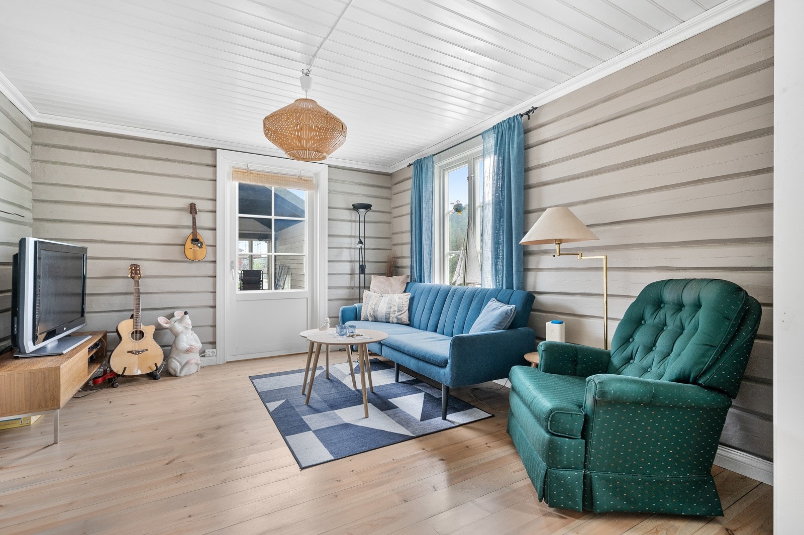 Stue i leiligheten i 1. etg. Her er utgang til terrasse og uteområde. Galleribilde