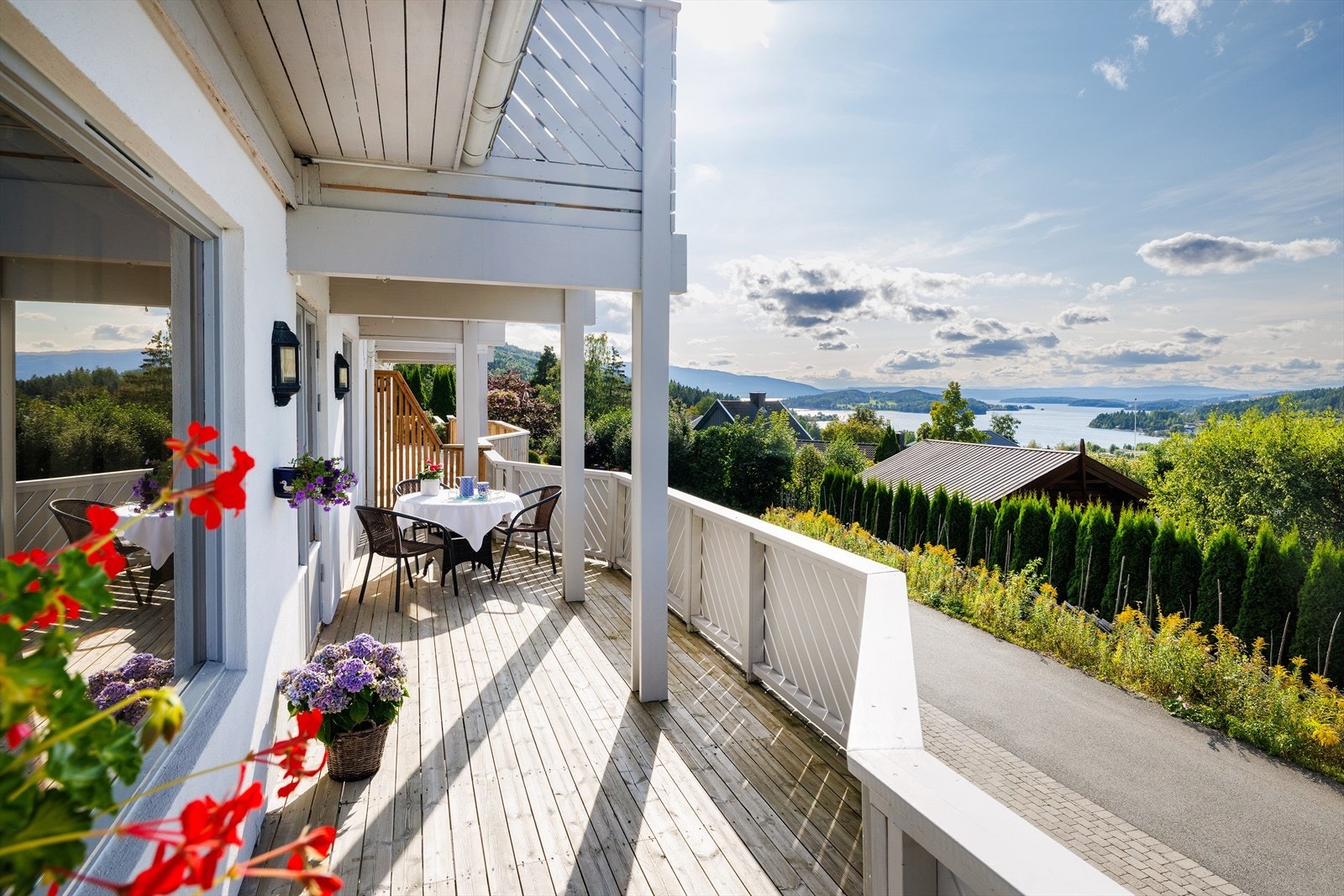 Stor terrasse på 2 sider av boligen Galleribilde