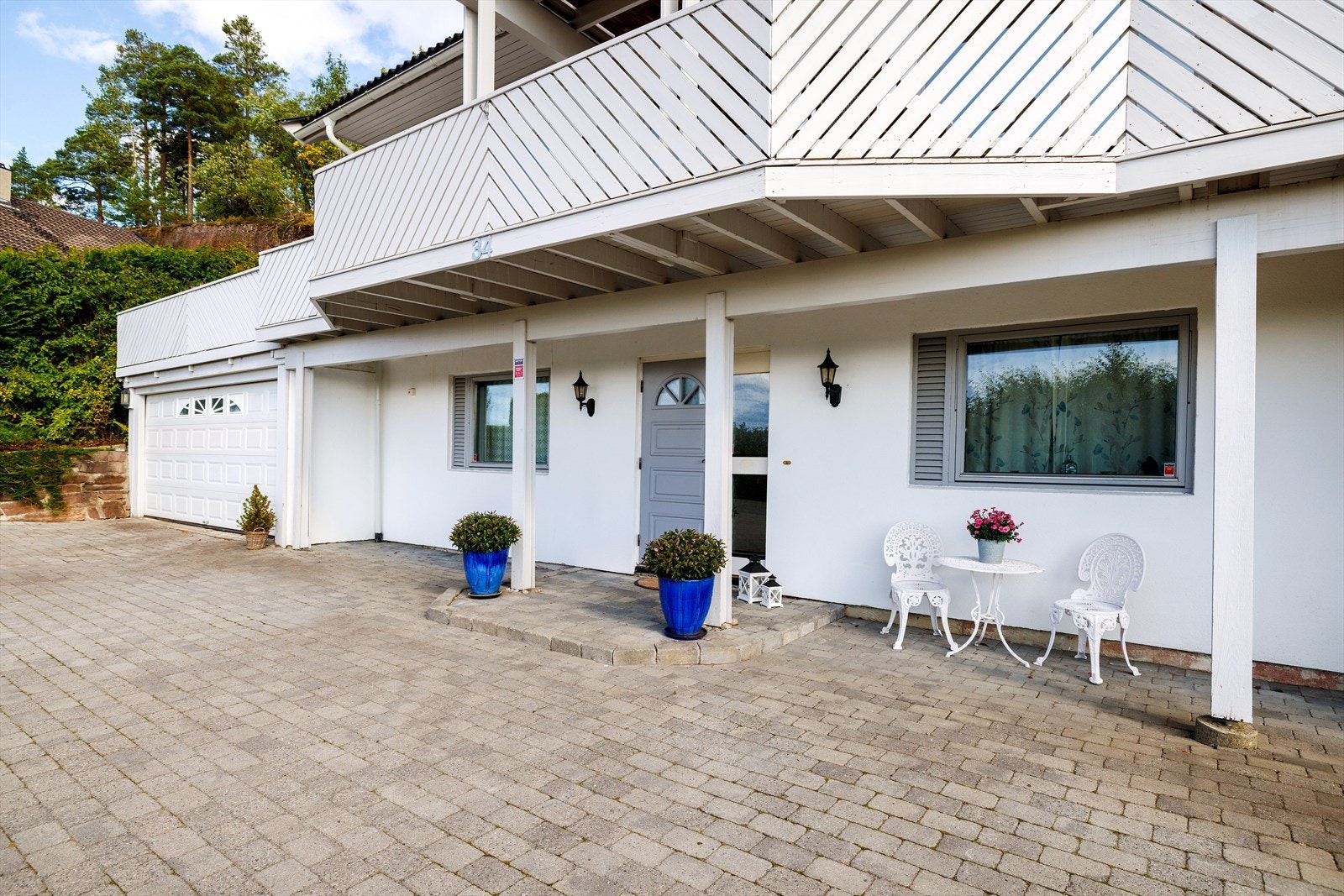 Dobbel garasje til venstre i bildet Galleribilde