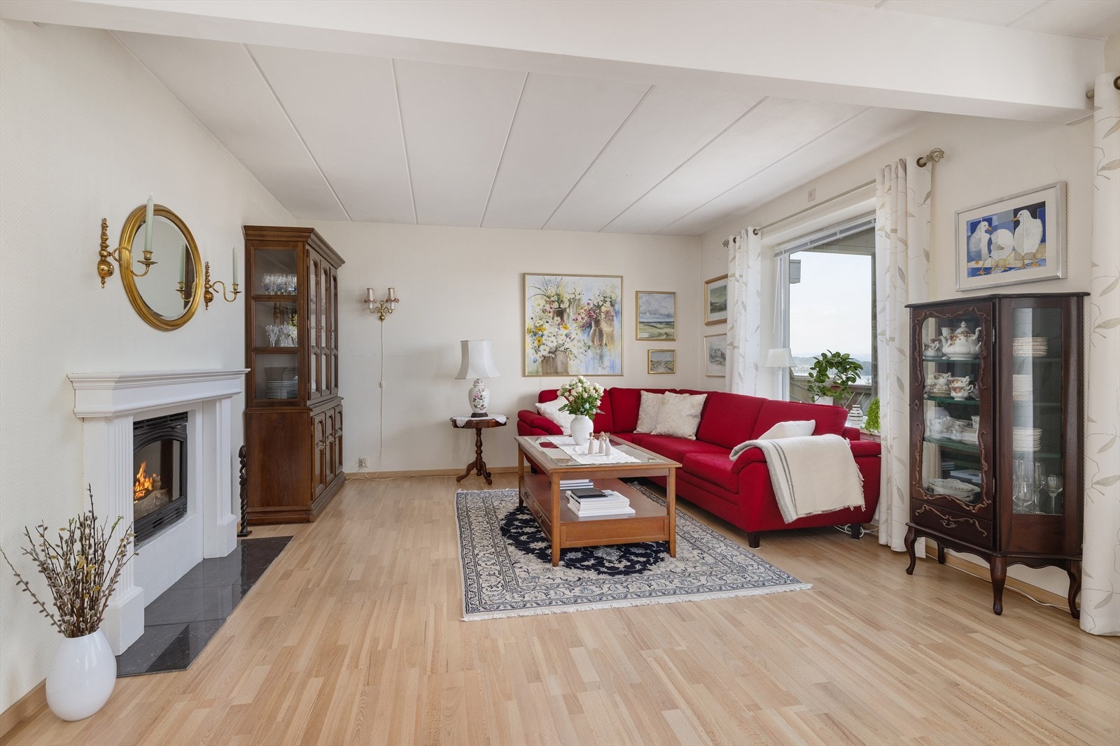 Gjennomgående peis til venstre i bildet Galleribilde