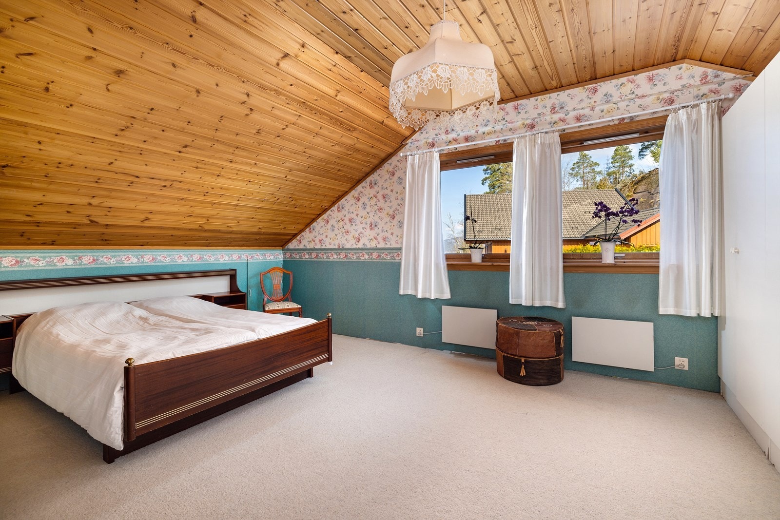 Stort soverom på loftsetg. - delt med skap til høyre i bildet Galleribilde