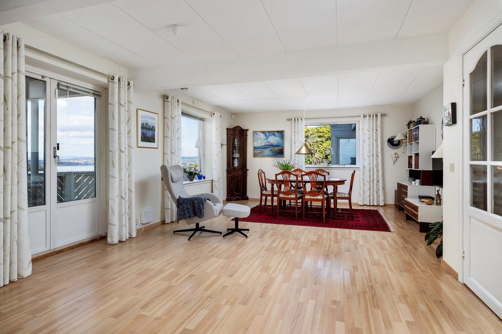 Utgang til terrassen midt i rommet Galleribilde