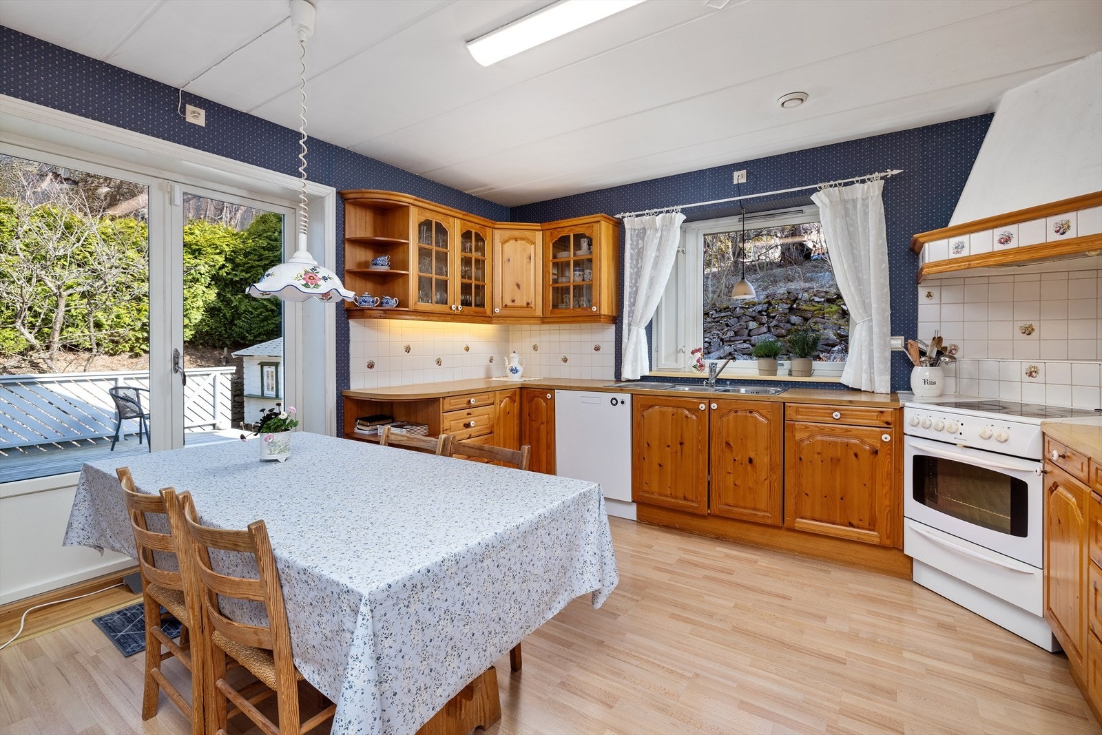 Stort spisekjøkken med utgang terrassen Galleribilde