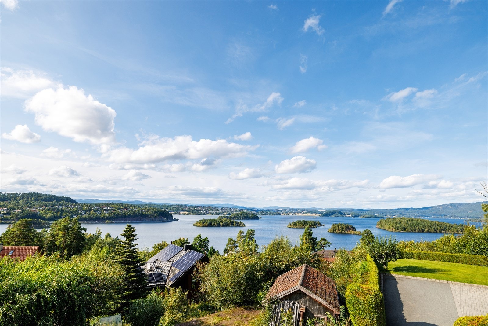 Nydelig utsikt over de fine øyene i Steinsfjorden Galleribilde