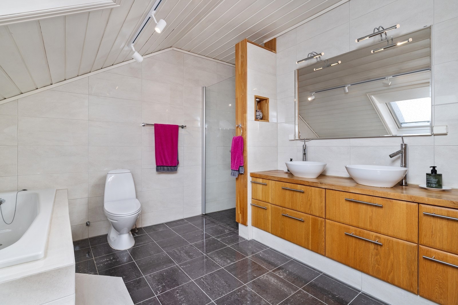 Trivelig bad m/overlysvindu Galleribilde