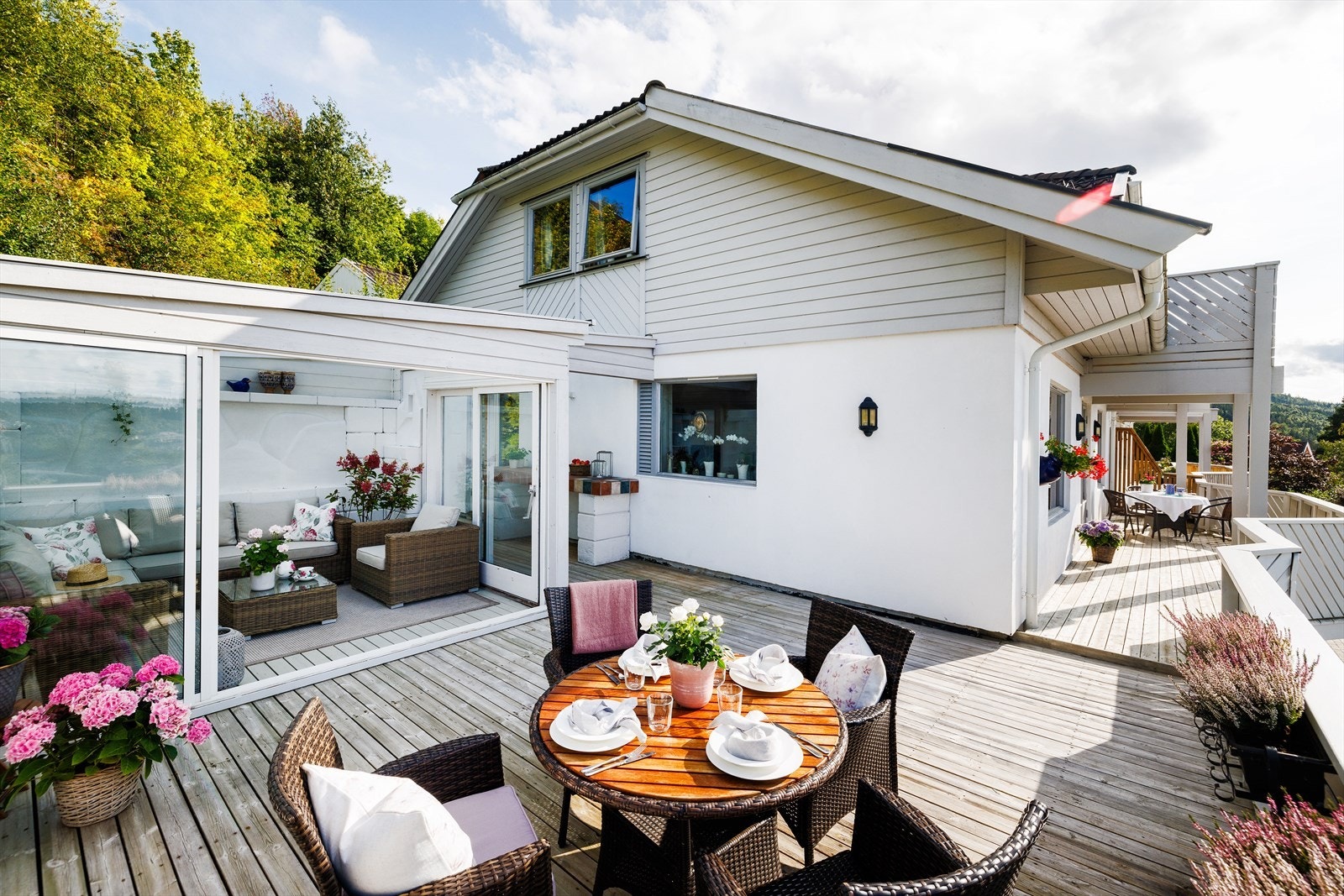 Sitt ute eller inne - avhengig av været. Foto: Normann Foto AS v/Morten Normann Larsen Galleribilde