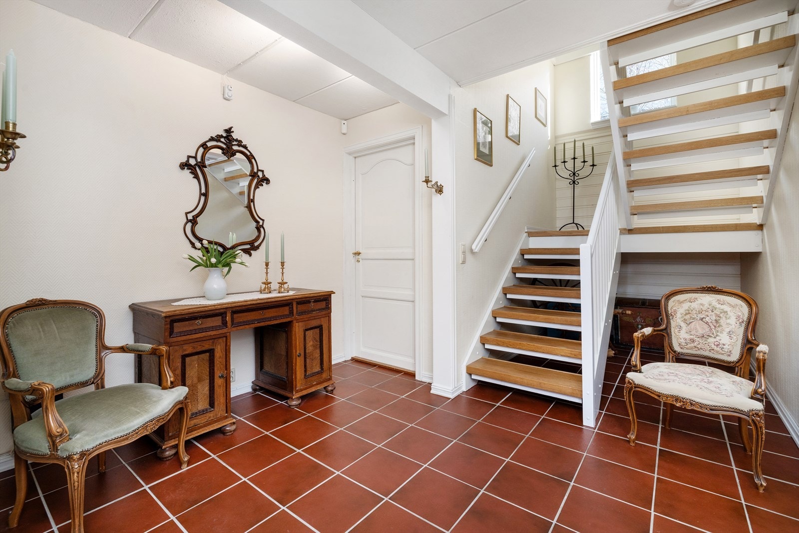 Stor hall med fliser Galleribilde