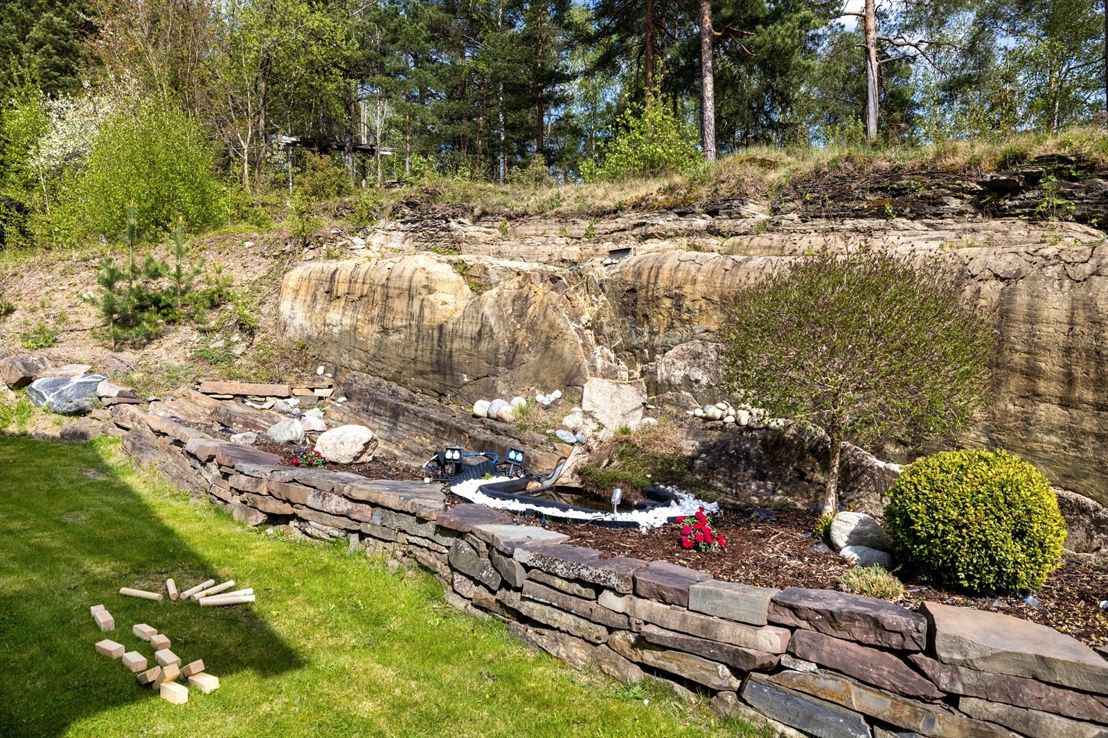 Trivelig tomt med stein og beplantning Galleribilde