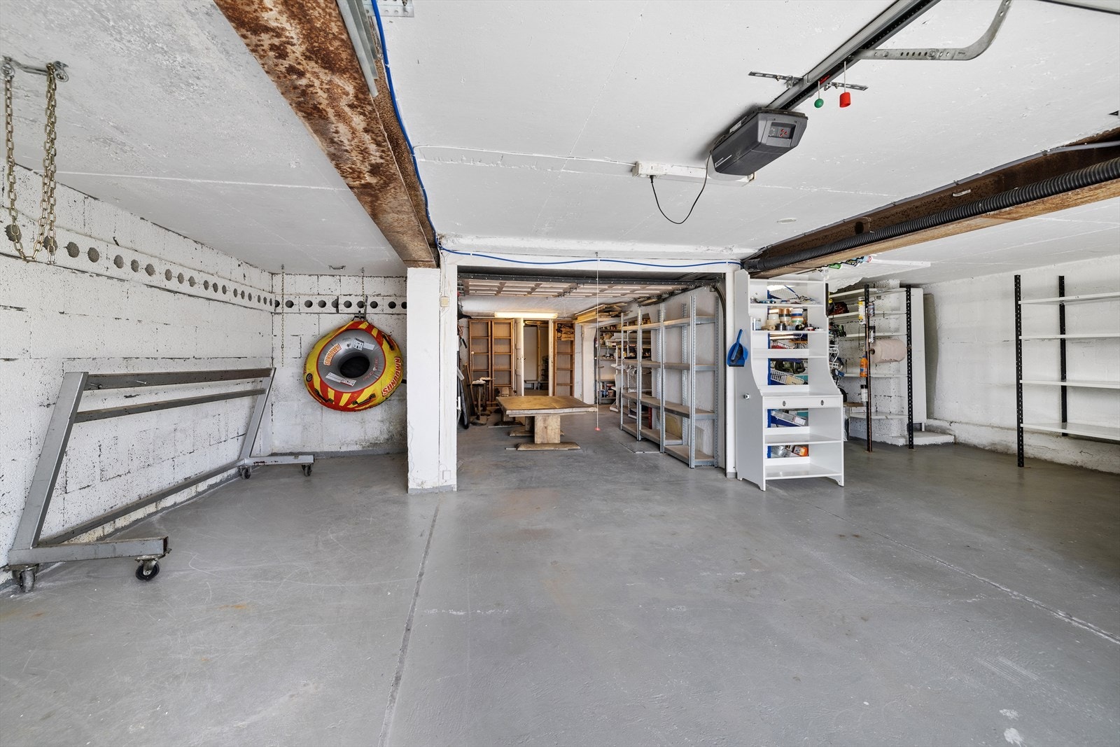 Enorme arealer i kjelleren. Glimrende som garasjer, for deg som har hobbyer som krever plass eller rett og slett oppbevaring. Elbillader Galleribilde