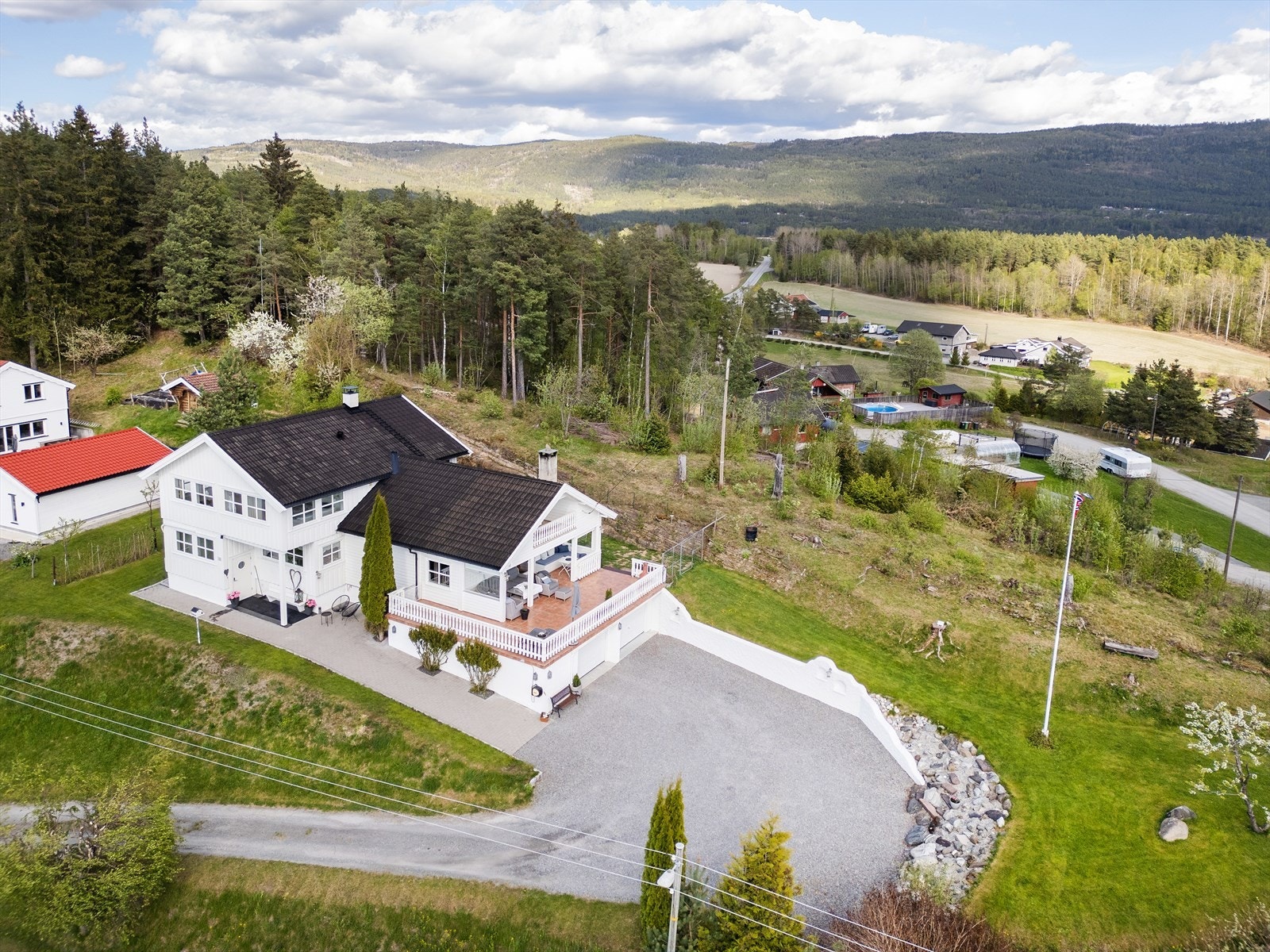 Stor gårdsplass og fin beliggenhet på høyden Galleribilde