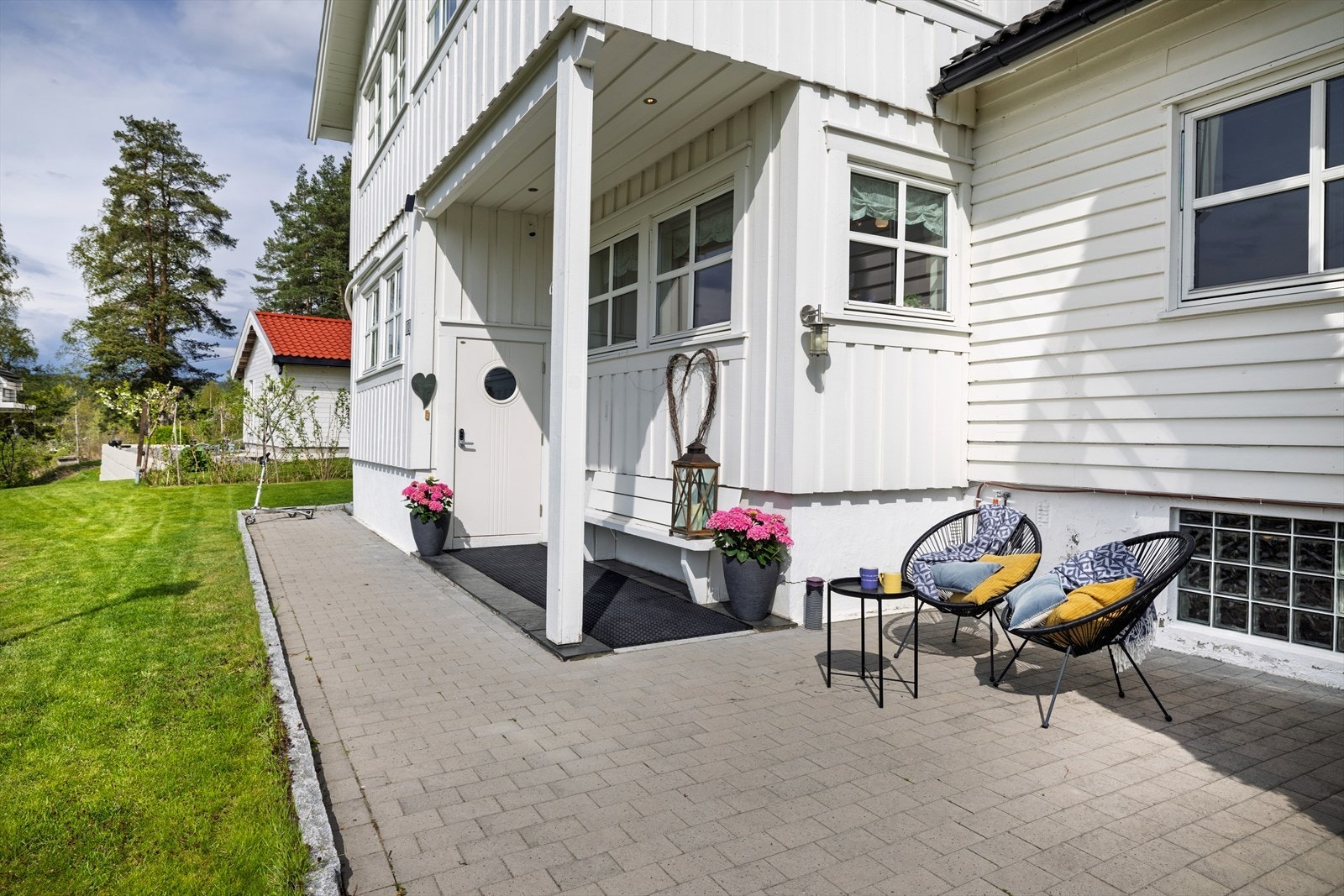 Hyggelig inngangsparti med praktisk overbygg Galleribilde