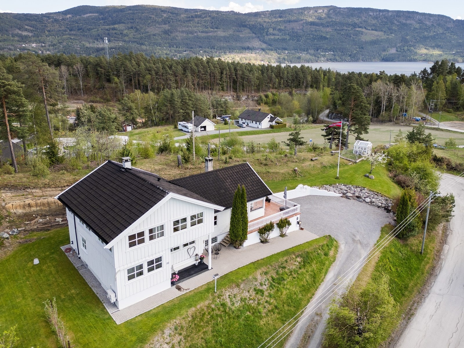 Steinsfjorden like nedenfor eiendommen Galleribilde