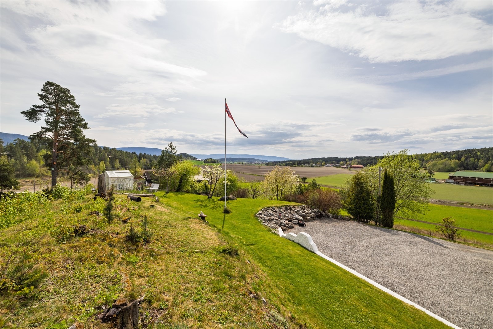 Utsikt over det flotte kulturlandskapet Galleribilde