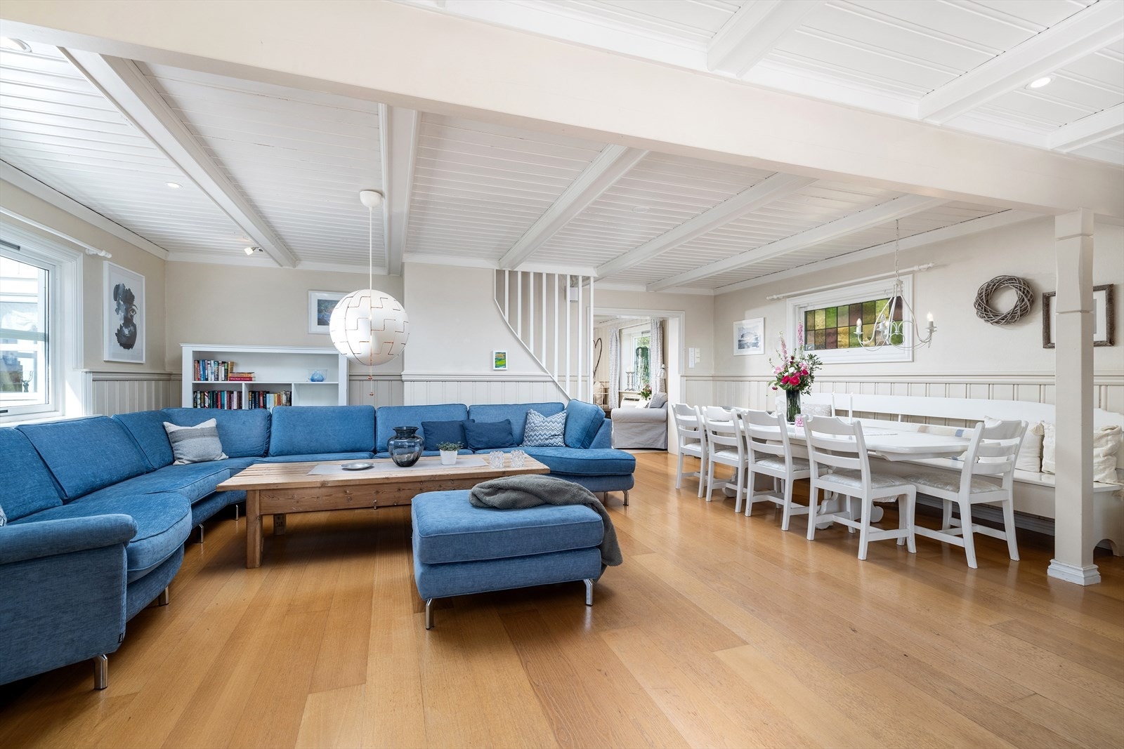 Plass til en stor sofa og stort spisebord Galleribilde