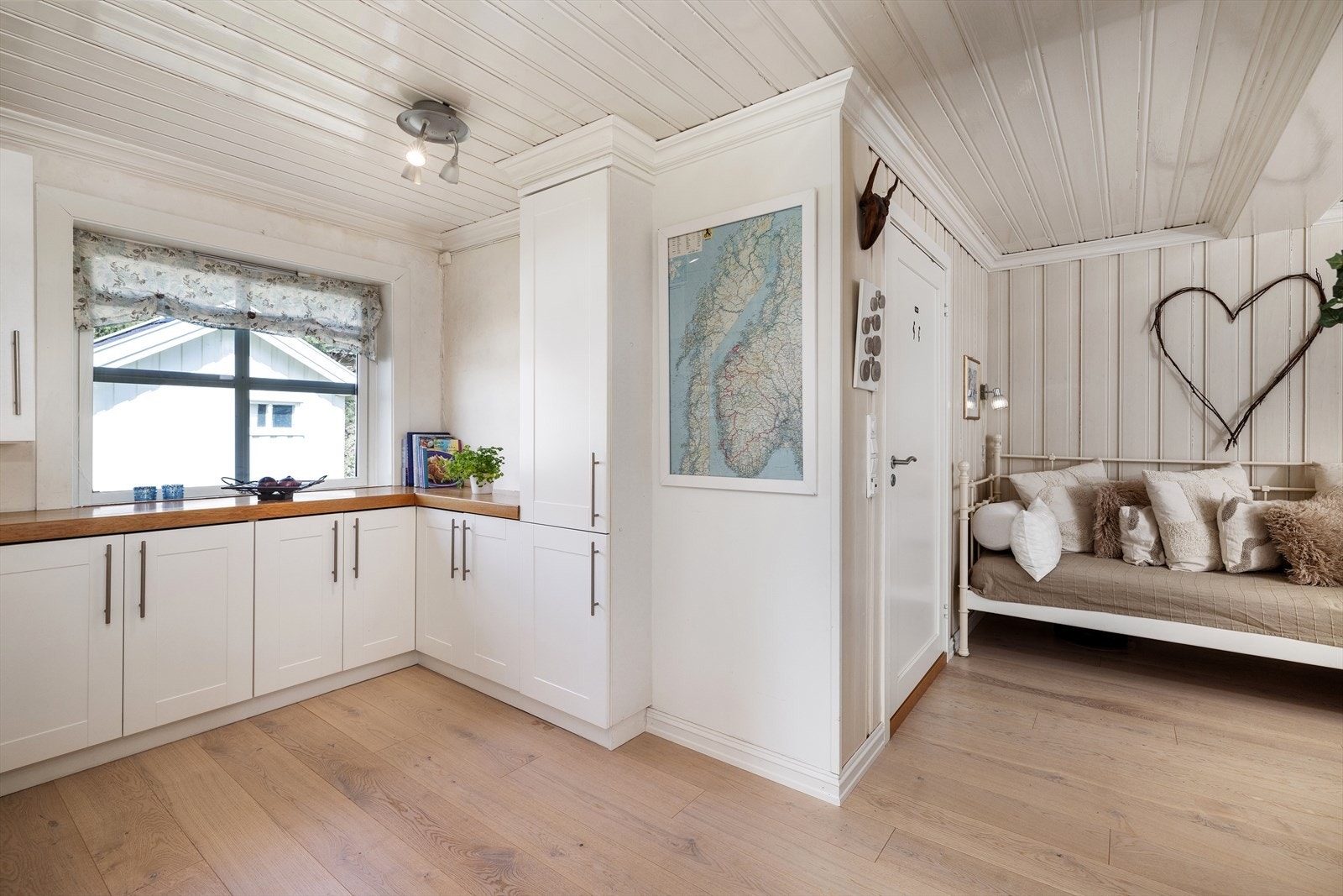 Fra inngangen nede kommer du opp i gang med grovkjøkken hvor det er god skap- og benkeplass Galleribilde