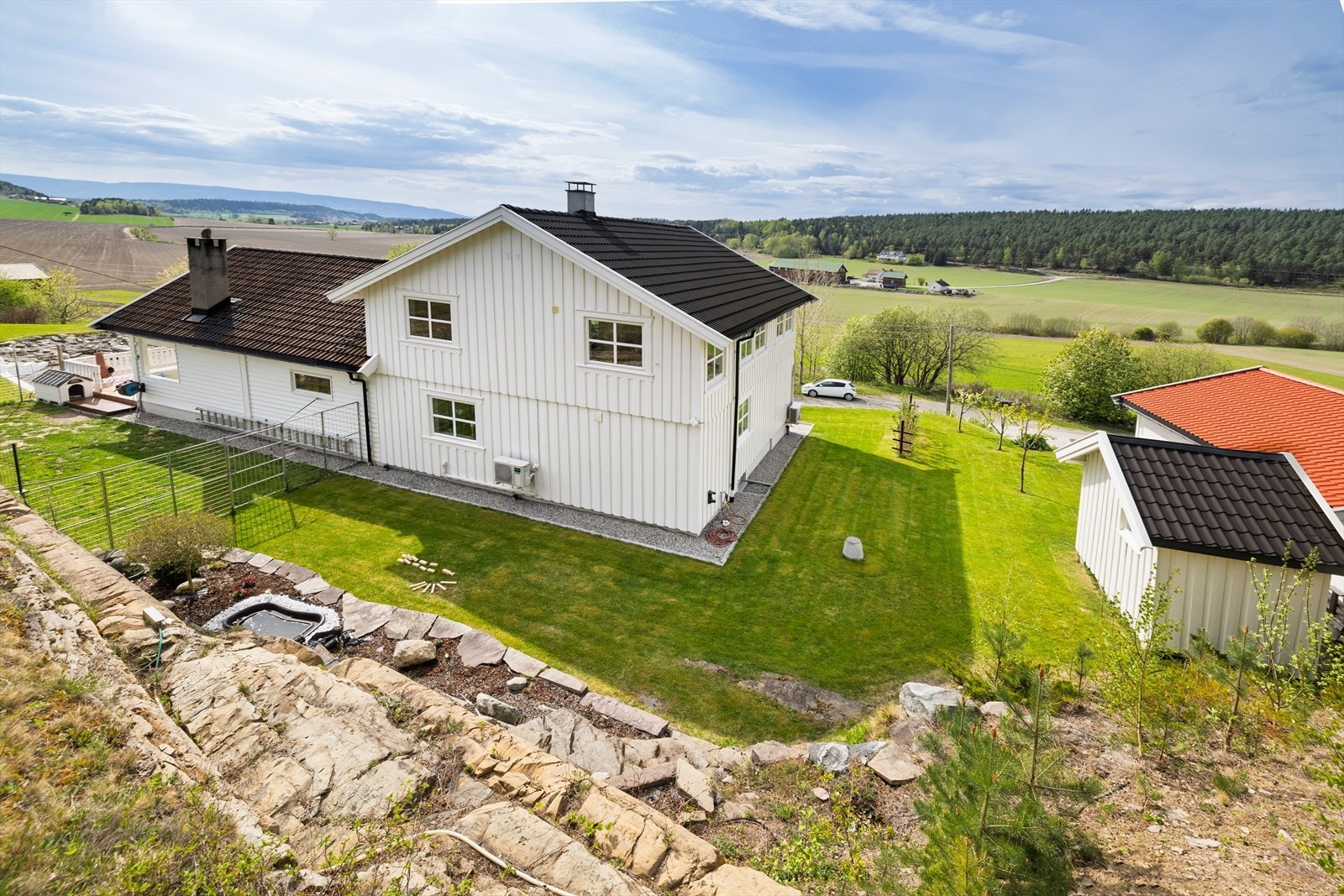 Uthus brukt som hønsehus og hundegård Galleribilde