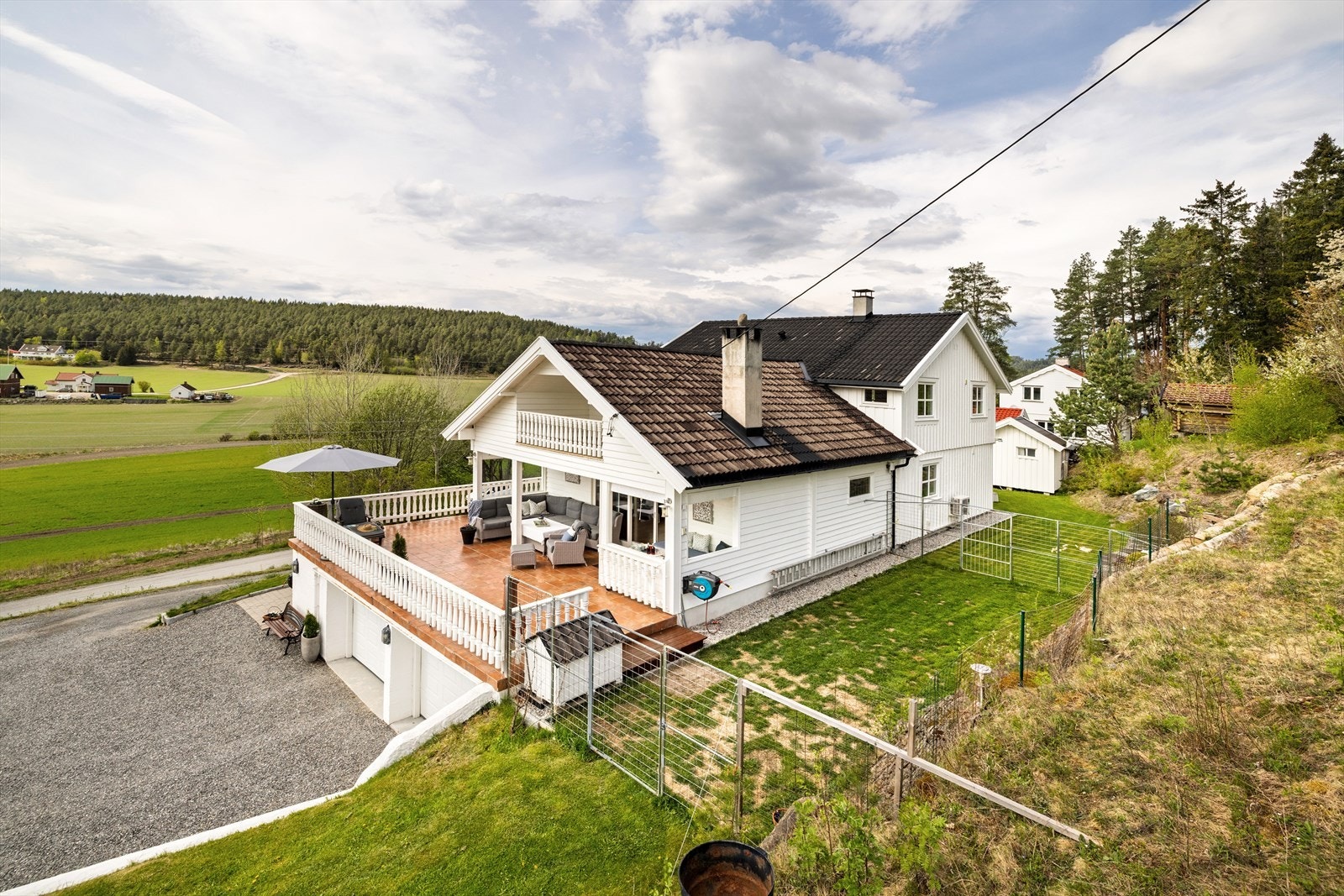 Stor solrik utsiktstomt på en høyde litt for seg selv Galleribilde