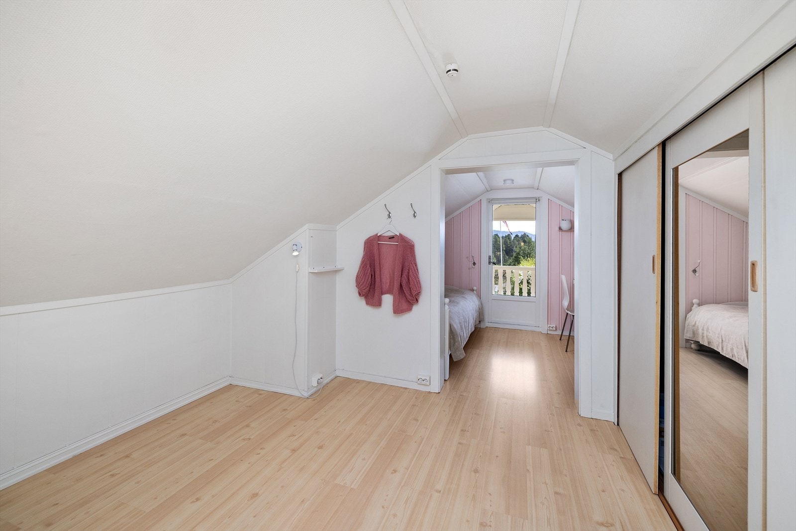Gang m/garderobe for å komme inn i soverommet innerst Galleribilde
